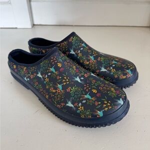 Western Chief hummingbird floral navy clogs size women’s 10